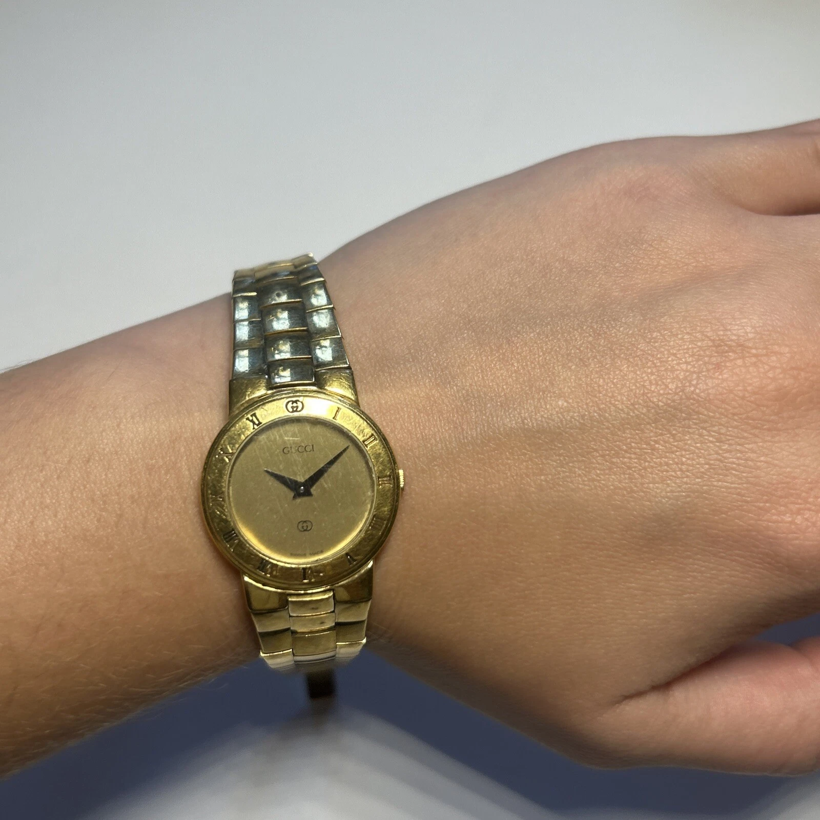 Superbe montre suisse de collection GUCCI 3300L à quartz pour femme