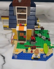 LEGO Creator 31035 Beach Hut Alternate Build House w/ Minifig Surfboard Retired