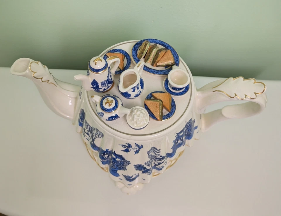 RARE Vintage PAUL CARDEW BLUE WILLOW Decorative Porcelain Teapot, 7" Tall - Image 3 of 4
