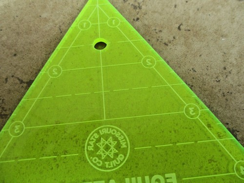 Nueva regla de triángulo equilátero de 60 grados colgante de 8" Missouri Star Quilt Company - Imagen 3 de 4