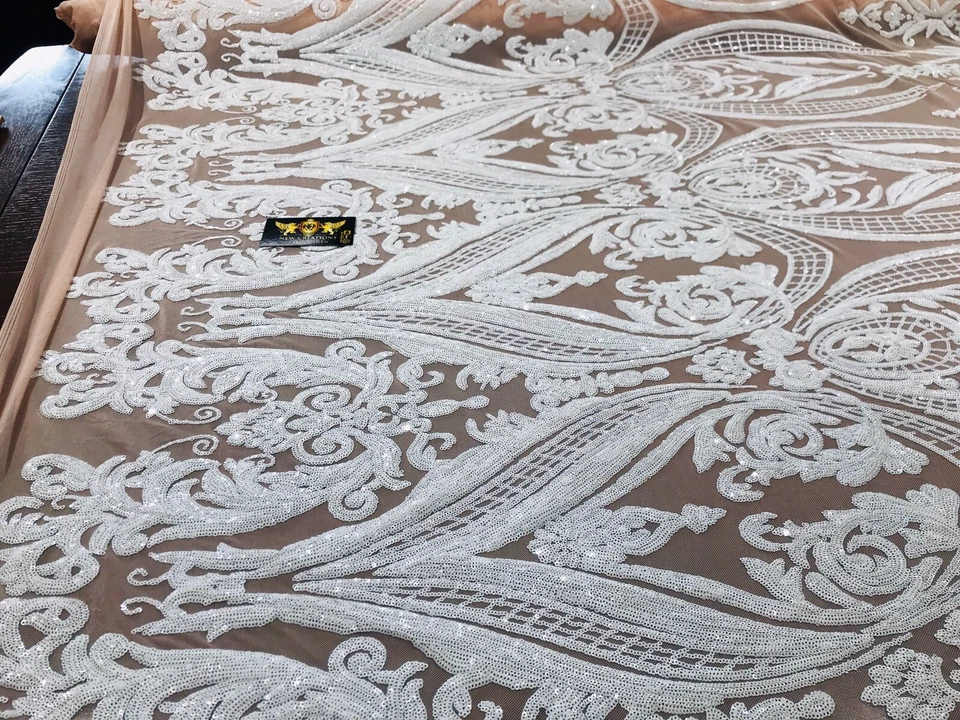 DESIGN DE LANTEJOULAS DE DAMASCO GRANDE BRANCO EM MALHA ELÁSTICA DE 4 VIAS NUDE POR JARDA. - Imagem 2 de 4