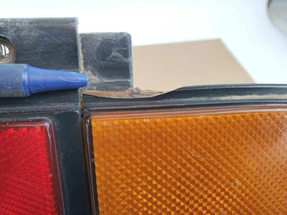 Chevrolet Cavalier 1982-1984 2 puertas hatchback luz trasera pasajero derecho usado  Foto 2 de 4