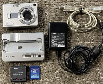Casio Exilim EX-Z40 Digital Camera Silver 4MP 2'' Display 3x  Zoom Compact Set