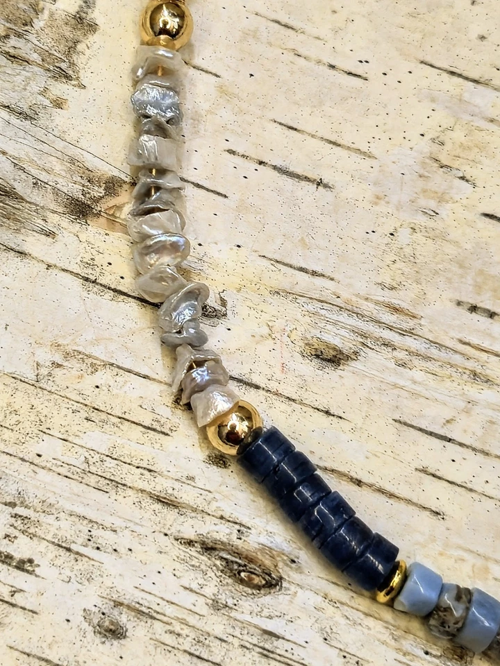 Nature's Blue Opal & Kyanite 带 Keshi 珍珠声明镀金项链 — 第 4/4 张图片