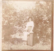 ALTES FOTO 1907 JUNGE FRAU UND KIND IM GARTEN "IM KLOSTER"