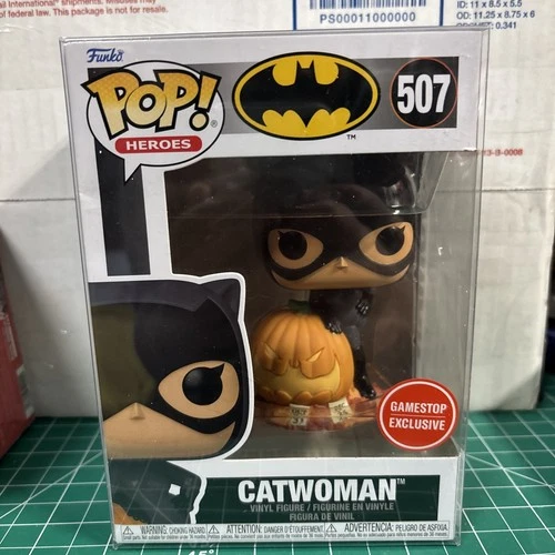 Funko Pop! DC Universe - Catwoman - GameStop (Exclusive) #507 W/ Soft Protector