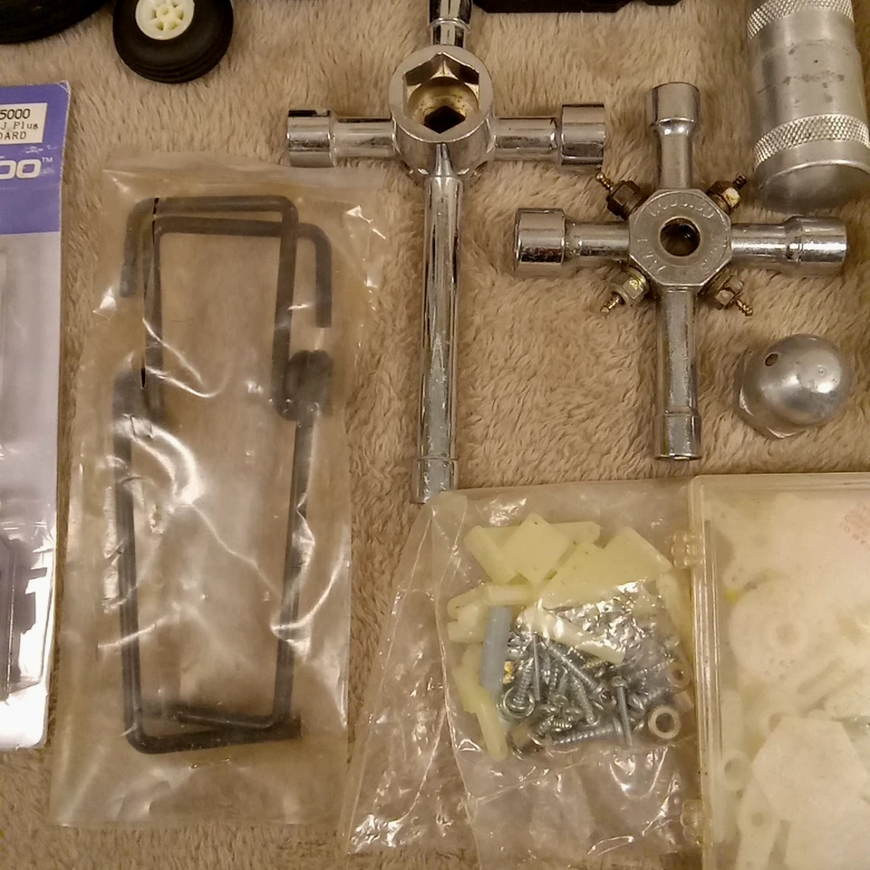 Лот товаров запчасти для радиоуправляемых самолетов автомобилей 12 шт сервоприводы колеса бак шасси топливный гаечный ключ инструменты - Изображение 3 из 4