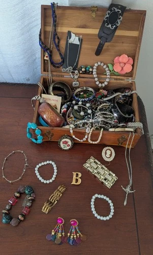 Vintage Estate Gold/Silver Tone Costume Jewelry Box Mixed Lot Necklace Bracelet