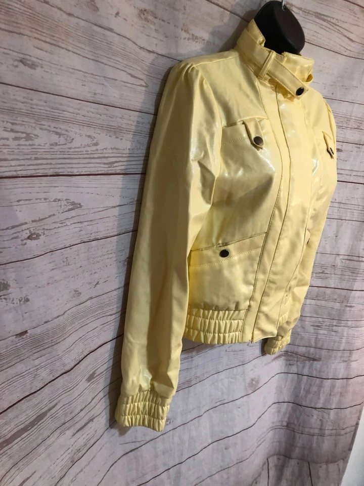 Jaqueta feminina Charlotte Russe com zíper frontal amarela tamanho P pequena - Imagem 4 de 4