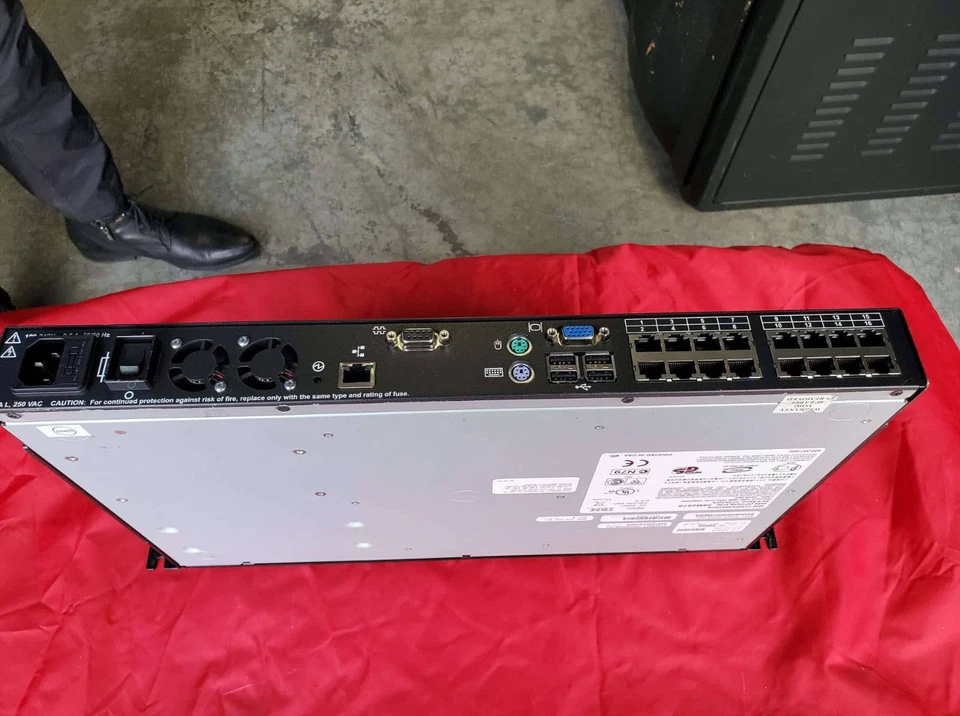Conmutador IP KVM 16 puertos IBM 17352GX / 39M2878 GCM2 montaje en rack Foto 2 de 4