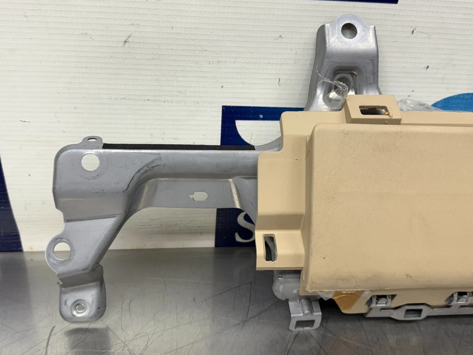 Lexus GS450H 2009 conductor tablero izquierdo inferior rodillera reforzado - beige - 126 k Foto 2 de 4