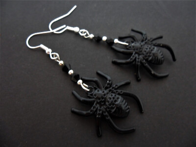EIN PAAR DANGLY SCHWARZE SPINNE HALLOWEEN OHRRINGE. NEU.