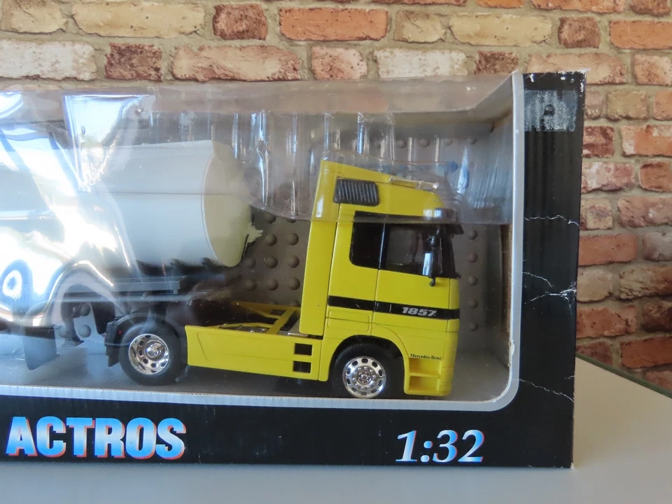 Welly Mercedes-Benz Actros 1857 with Shell Tanker 1:32 Scale Model Lorry Truck - Image 3 of 4