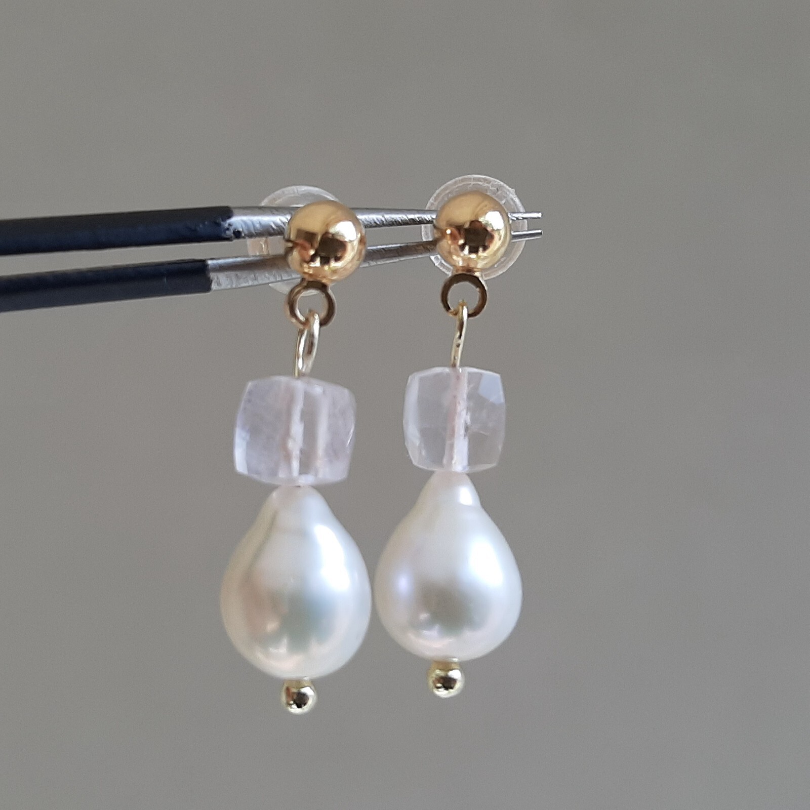Boucles quartz rose et perles de culture plaqué or pour tenue de bureau