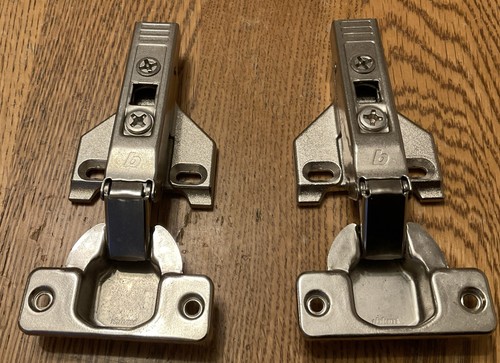 Set 2 BLUM CABINET HINGES (70T555-01.01) w/ Quick Release Clips (175L603-01.21) - Picture 2 of 5