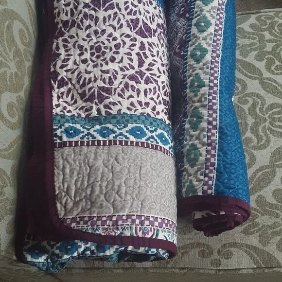 INTELLIGENT DESIGN Multicolor Queen Size Quilt Set in Excellent Condition - Image 2 of 4