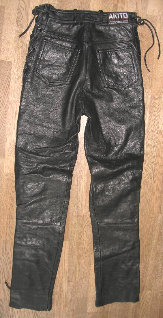 Veste motard en cuir noire Saint Laurent, €4.233 |  | France