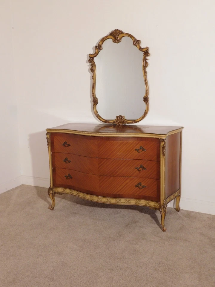 Antiguo cofre francés Luis XV original de los años 40 pintado en mal estado de nogal con espejo Foto 2 de 4