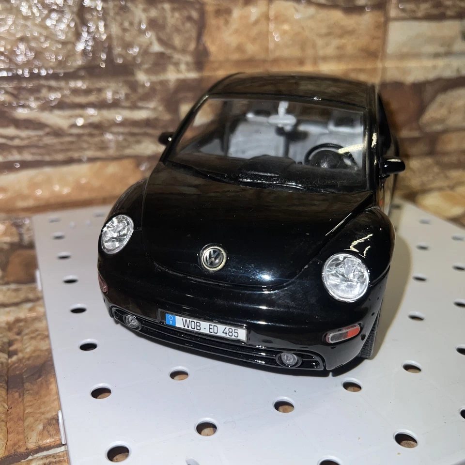 BURAGO VW NUEVO ESCARABAJO 1998 MODELO FUNDIDO A PRESIÓN HECHO EN ITALIA 1:18 negro brillante  Foto 2 de 4