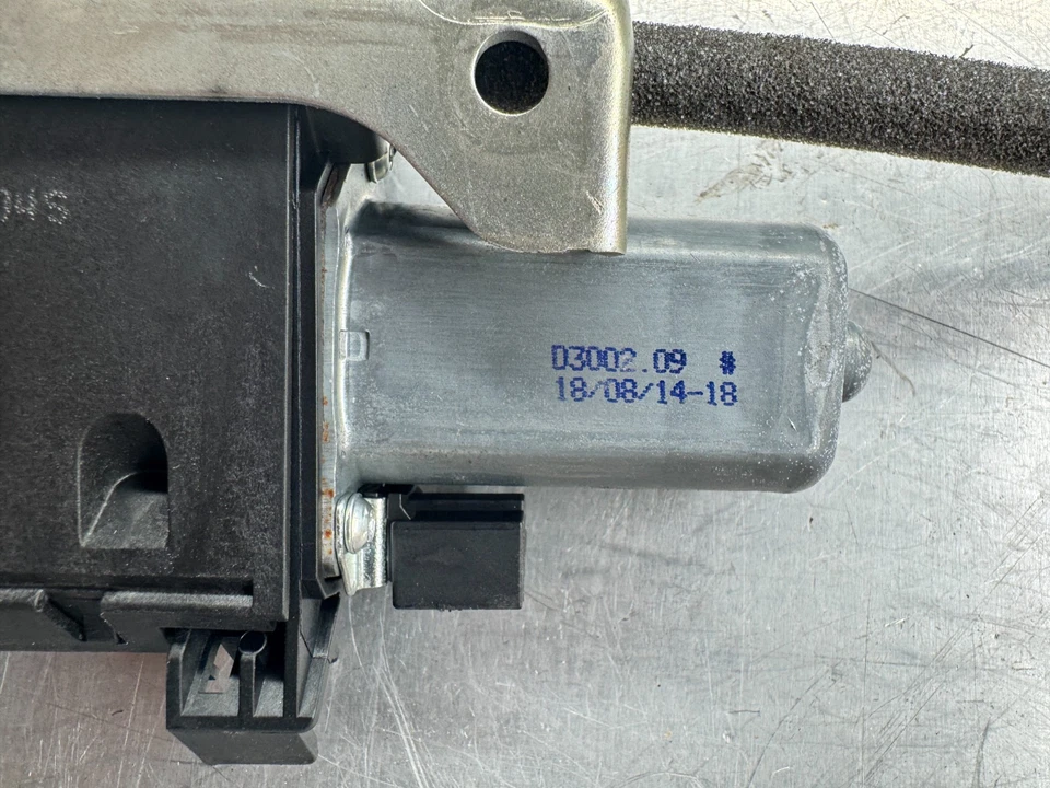 Porsche Panamera 2010-2016 cierre superior del maletero actuador OEM 97051205303 Foto 3 de 4