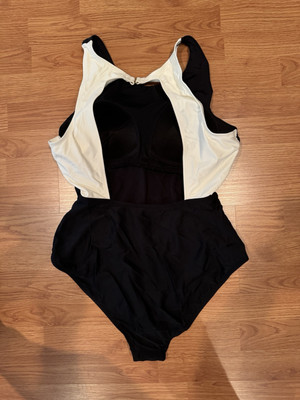 NWOT JANTZEN slimming Modern Minimalist swimsuits for women one piece 14