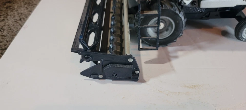 Scale Model 1/24 Scale Deutz-Allis R6 Gleaner Combine Farm Toy Collectible - Image 2 of 4