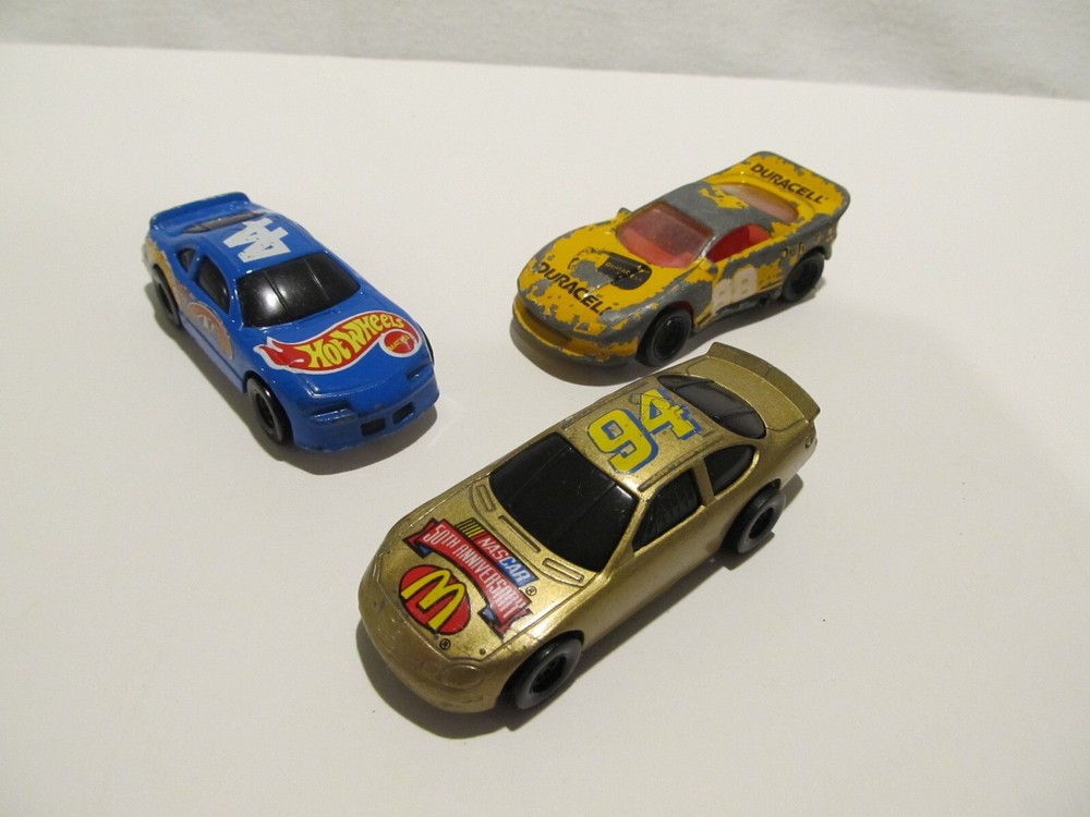 3 LOOSE HOT WHEELS / DIECAST / RANDOM / RACE CARS / ** EXTREMELY COLLECTIBLE **