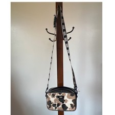 Borsa a tracolla UGG Janey II trasparente stampa mucca nera bianca marrone fantasia animalier logo