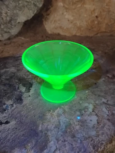 Vtg Federal Glass Green Uranium Glass Ice Cream Sherbet Cup GLOWS 4" x 2 3/4"
