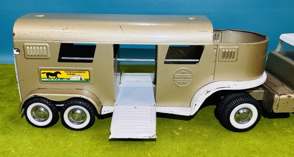 Vintage NYLINT NO. 6300 Horse Van THOROUGHBRED FARMS - Image 2 of 4