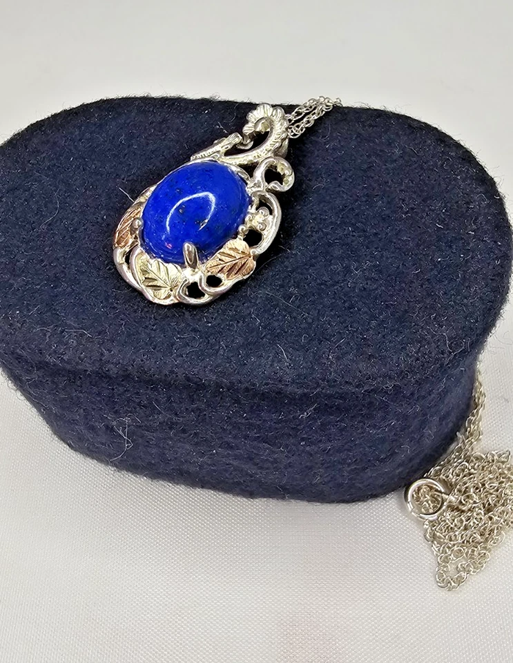 Collar de hoja de lapislázuli de plata de ley y oro amarillo y rosa de 12 quilates Black Hills Foto 2 de 4