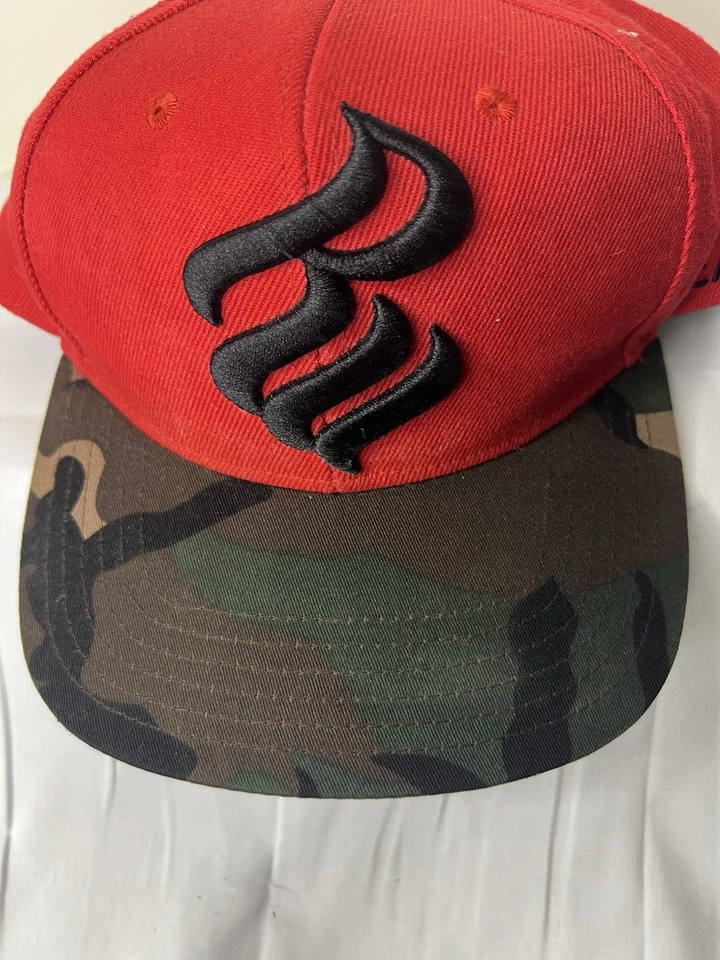 Gorra RocaWear Camuflada Roja Espalda a Presión Béisbol Bordado Logo Hip Hop Y2K Jay-Z Foto 2 de 4
