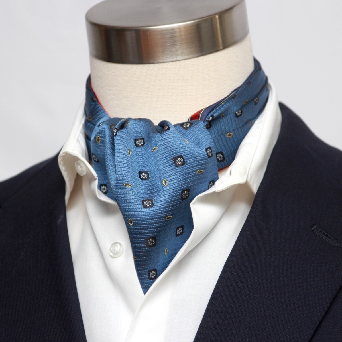 Salvatore Ferragamo　アスコットタイ s-l1200.jpg