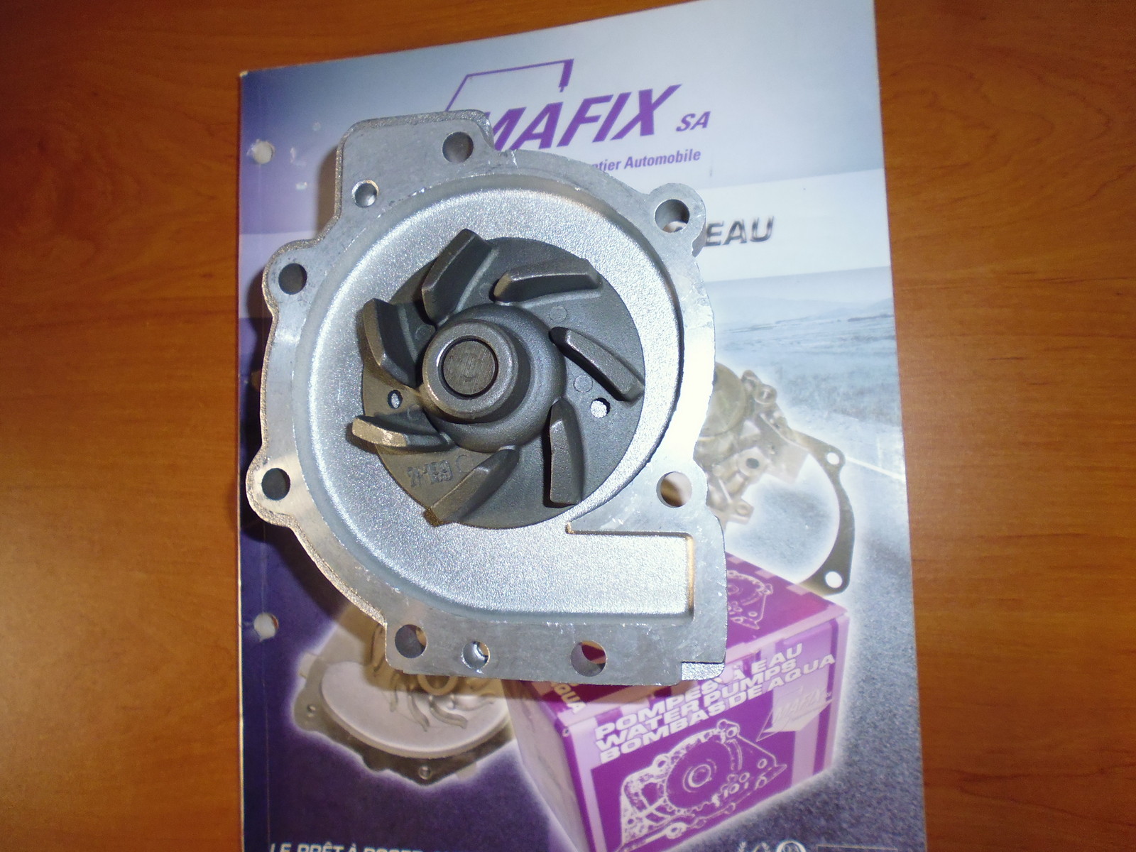 Pompe à eau pour Ford Focus DAW essence de 1998 à 2004
