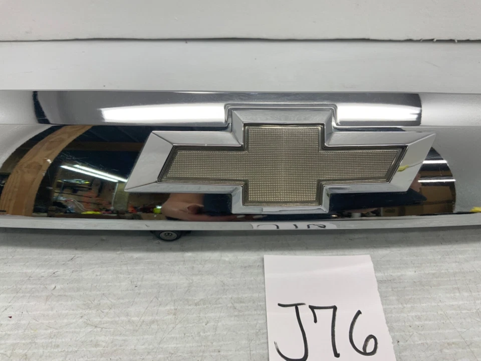 Panel de adorno de acabado de maletero Chevrolet Equinox 2010-2015 con cámara OEM Foto 4 de 4