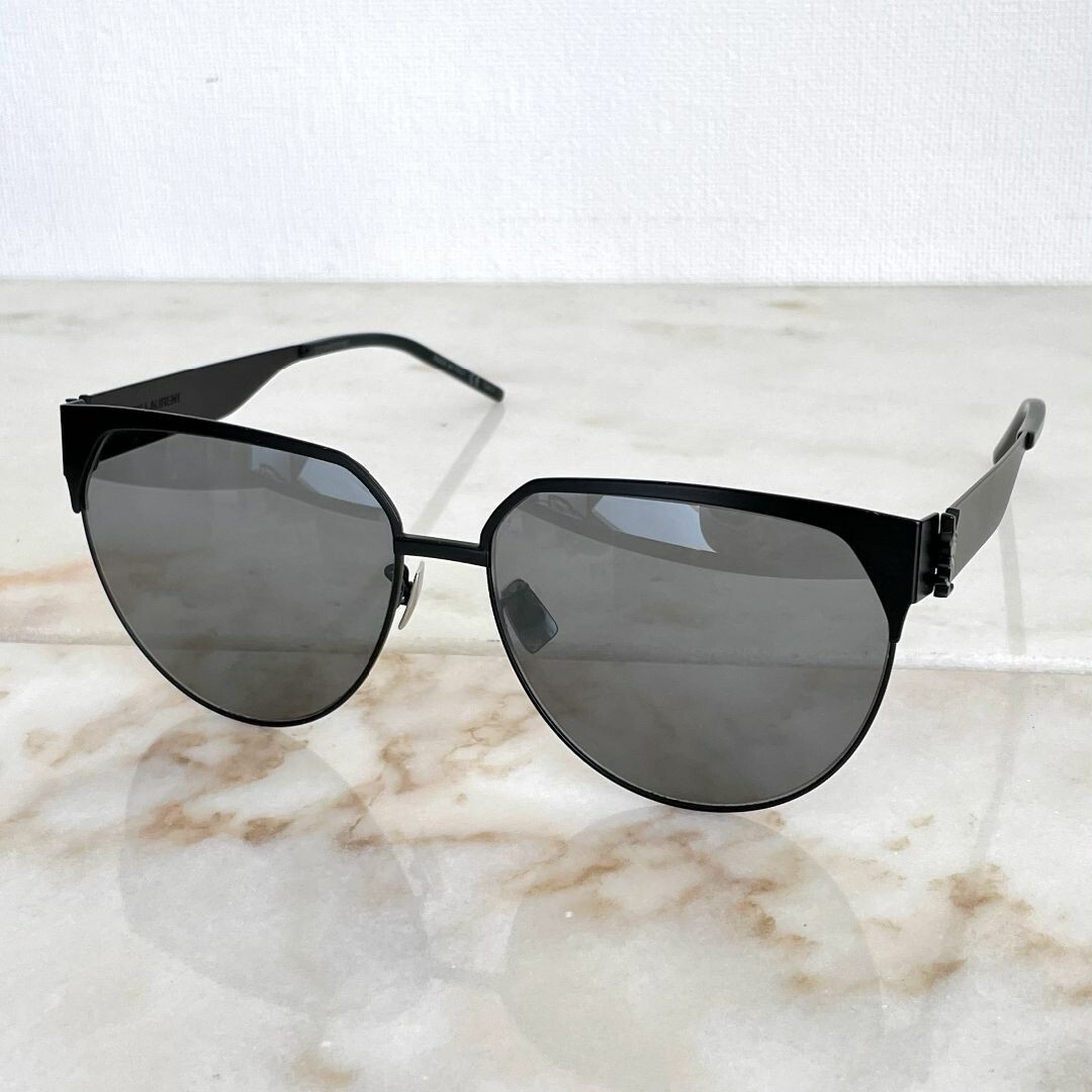 Occhiali da sole YVES SAINT LAURENT montatura in metallo nero usati