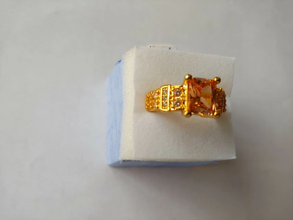 Женское кольцо с топазом из золота 18 карат размер 9 - Изображение 2 из 4