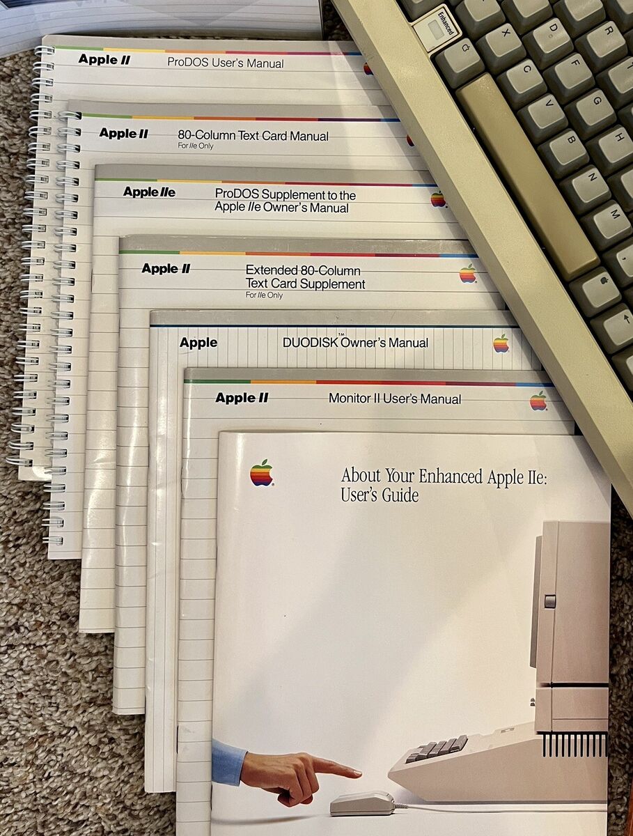 Apple IIe (2e) Computer with Monitor, Duo-Disc, Joystick Apple IIe (2e) Computer with Monitor, Duo-Disc, Joystick