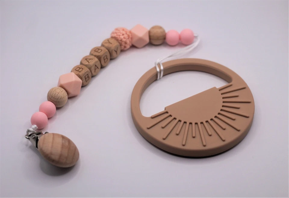 Juguete de dentición de bebé de silicona en forma de sol con clip de madera Foto 2 de 3