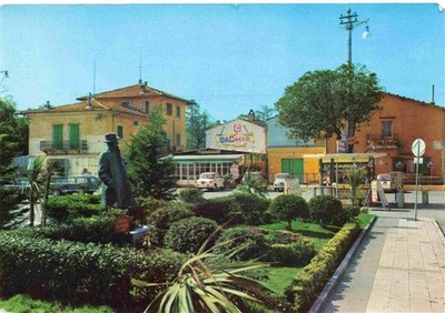 Torre del Lago Puccini Toscana IT Da-Cecco Restaurant Statue Piazza Palmen Park 