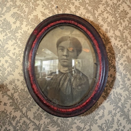Antique Photo 1880s Black Americana Original Oval Convex Portrait Of Lady