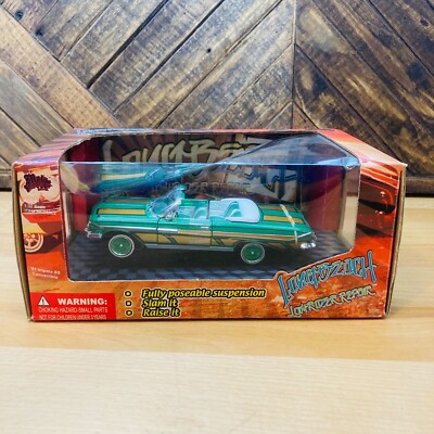 1:32 Malibu International Long Beach Lowrider Repair 1961 Chevrolet Impala SS