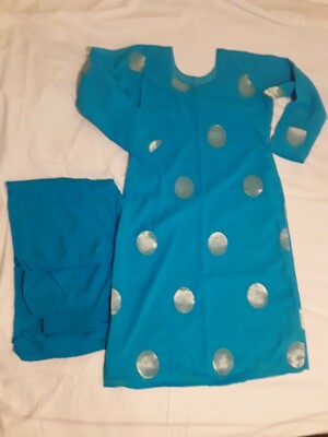 Blaues asiatisches Kleid mit schimmernden Punkten und Hose mit weitem Bein.