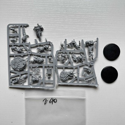 Uncolored model Apothecary Biologis/Lieutenant In Phobos Armour-G Model