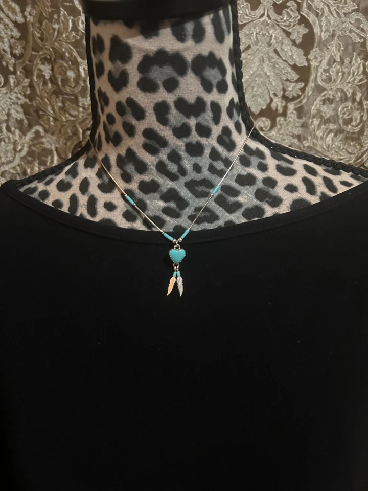 Collar Gargantilla Corazón Turquesa con Gotas de Plumas y Cadena Plata Líquida Foto 2 de 4