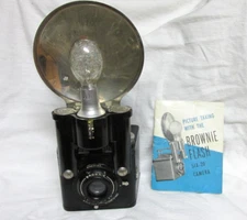 VINTAGE 1940s KODAK BROWNIE FLASH SIX 20 CAMERA w/ FLASH & BULB & MANUAL