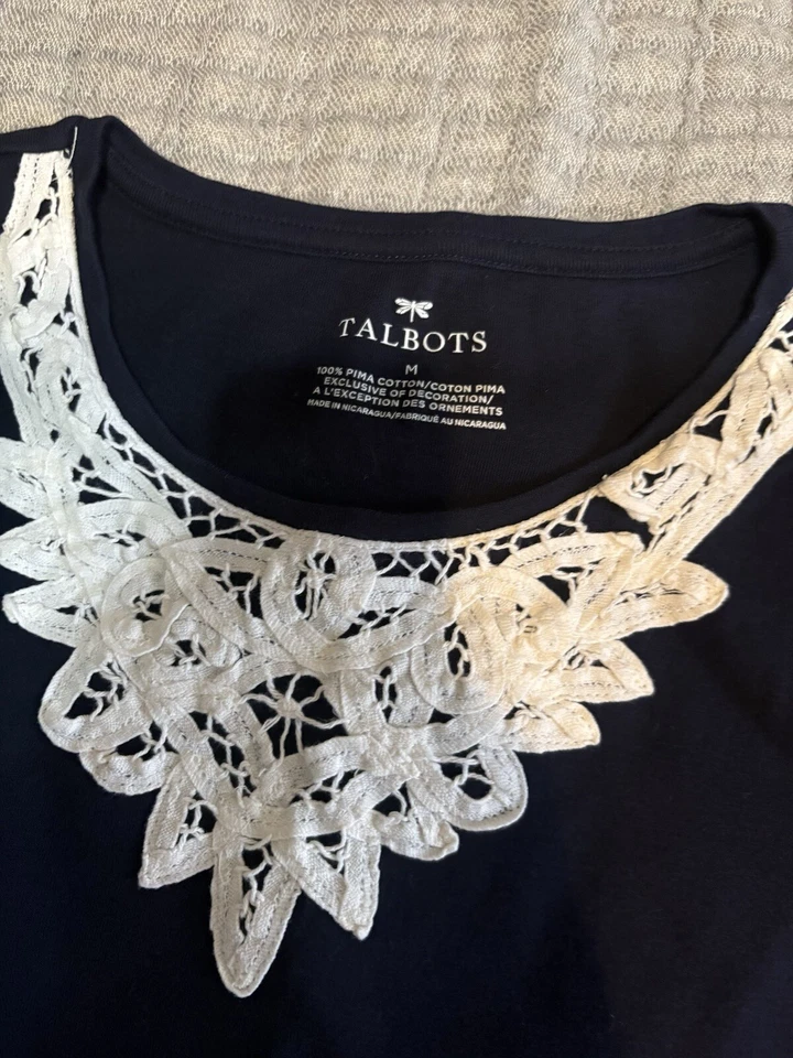 Blusa Talbots azul marinho escuro creme crochê inserção de renda no pescoço algodão pima tamanho M - Imagem 4 de 4