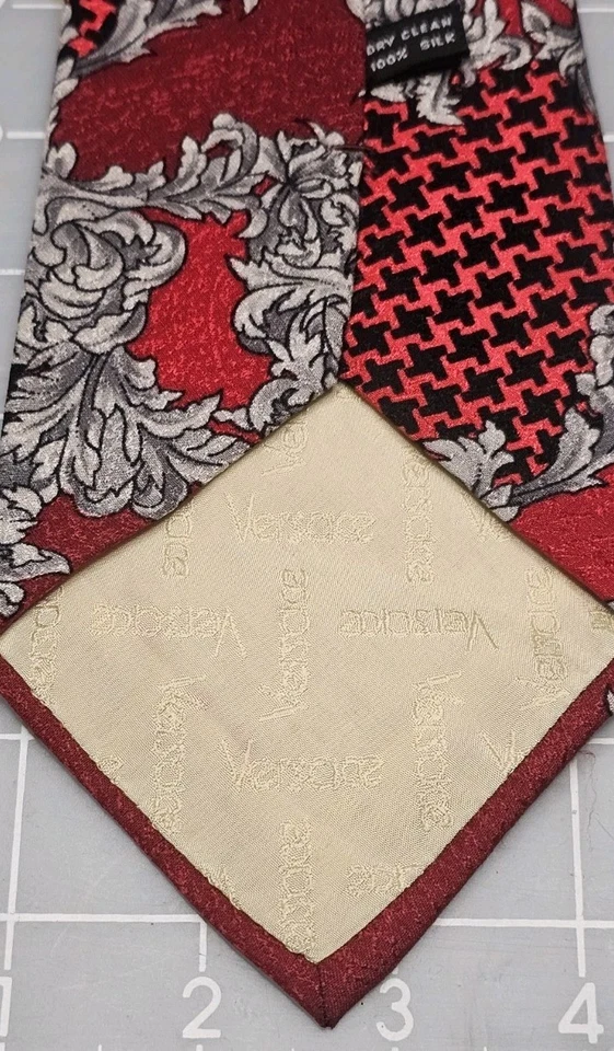 Corbata de seda barroca vintage Gianni Versace 3,5" x 57" roja y negra Foto 3 de 4