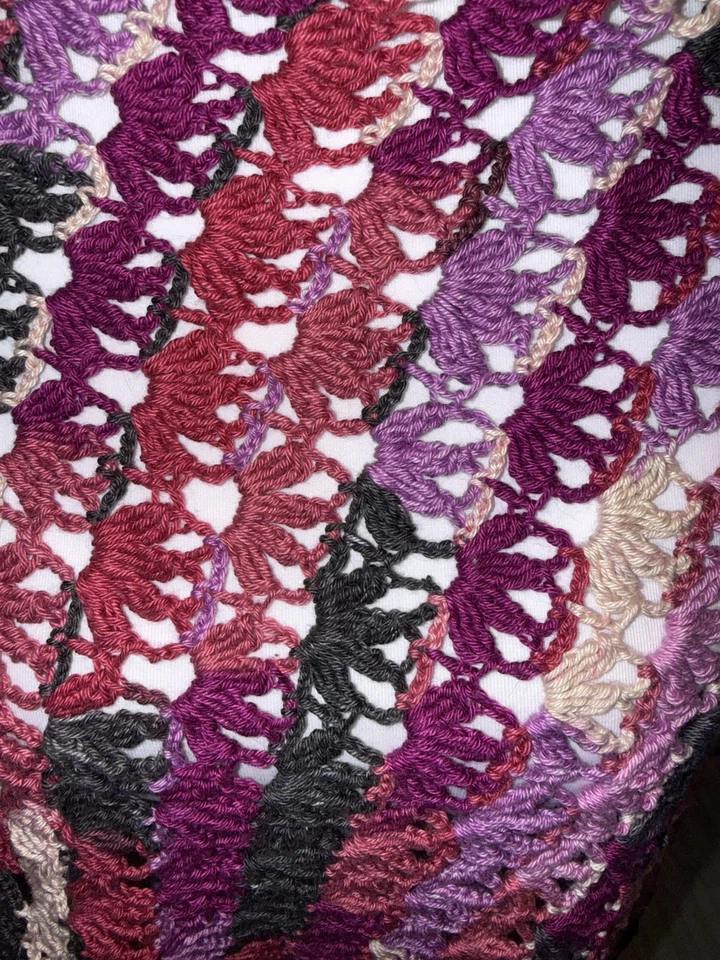 Mantón de encaje tejido a mano | Artesanía de reliquia | Twilight Berry | Hecho en EE. UU. Foto 2 de 2