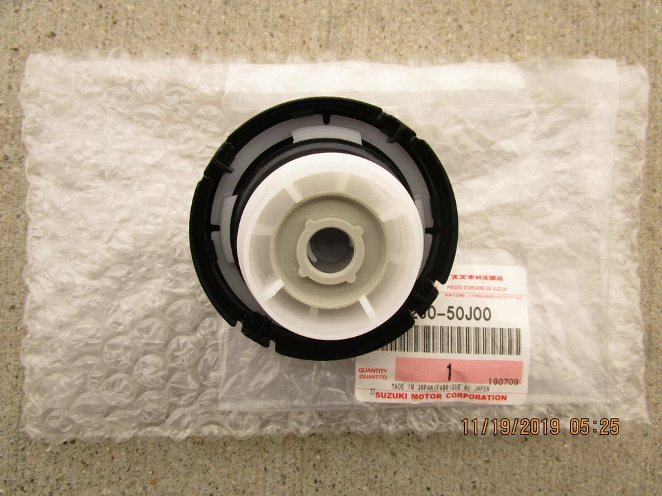 99 - 03 SUZUKI GRAND VITARA 4D SUV FUEL TANK FILLER GAS CAP BRAND NEW - Image 2 of 3